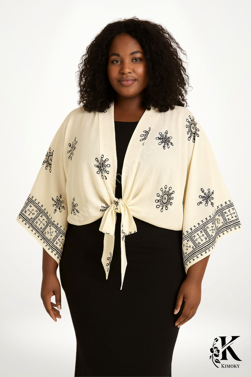femme avec un kimono ivoire à motifs noirs noué à la taille, vue de face