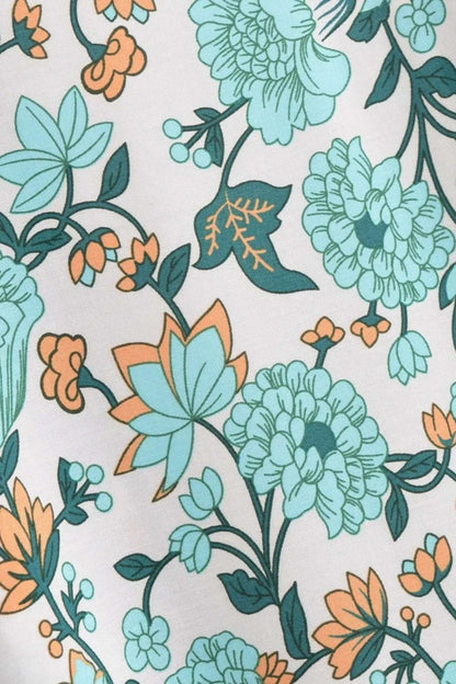 Tissu de kimono avec motifs floraux en bleu clair, orange et vert sur fond blanc, évoquant l'élégance estivale