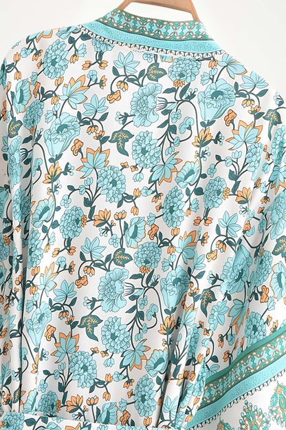 Kimono en tissu léger avec motifs floraux turquoise et orange sur fond blanc, élégant et parfait pour l'été