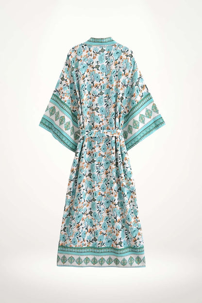 Kimono féminin en tissu léger, avec des motifs floraux bleus et des bordures turquoise, parfait pour l'été