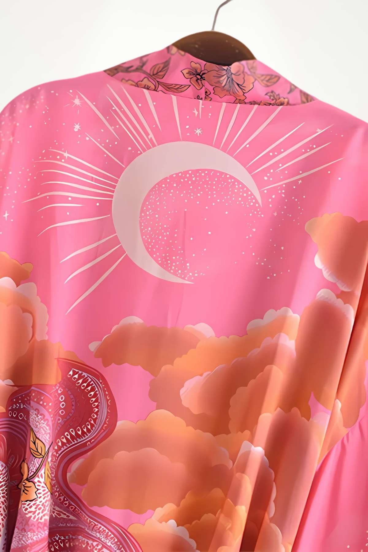 Kimono léger aux motifs roses et orange, avec un design de lune et nuages sur fond pastel