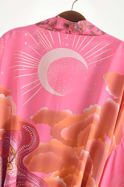 Kimono léger aux motifs roses et orange, avec un design de lune et nuages sur fond pastel