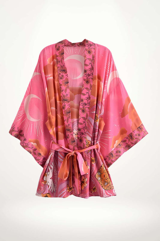 kimono femme été en coton rose avec motifs floraux, nuages orangés et lunes, style bohème chic léger et estival