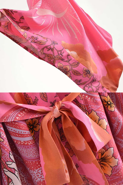 Kimono léger en tissu rose avec motifs floraux et un nœud en satin orange à la taille