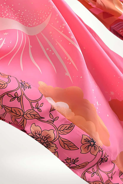 Un kimono léger aux teintes roses, ornés de motifs floraux et nuageux, évoquant la fraîcheur estivale