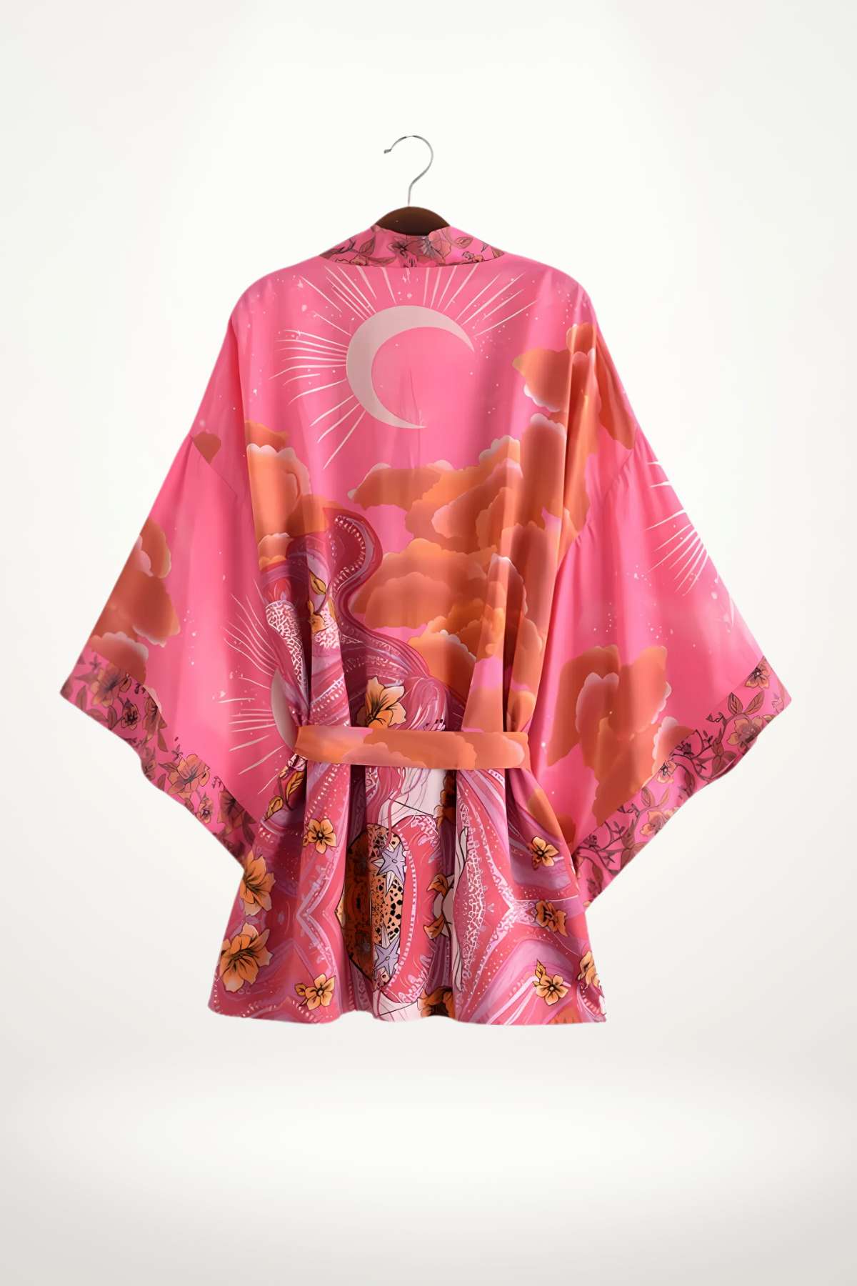 Kimono léger en satin rose avec motifs floraux et nuages, ceinturé à la taille, suspendu sur un cintre