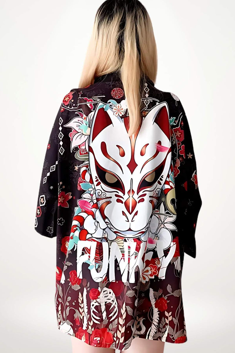 Kimono noir avec motifs floraux colorés et un grand masque stylisé sur le dos, porté par une femme aux cheveux