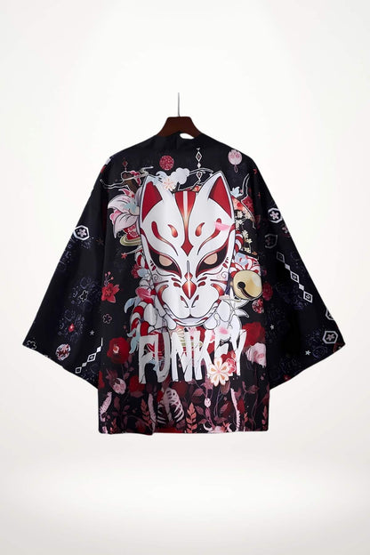 Kimono noir avec motifs floraux colorés et un design de masque, accroché sur un cintre