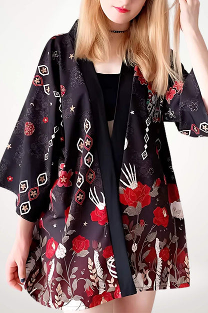 Kimono noir à motifs floraux rouges, porté par une femme aux cheveux blonds, dans un décor minimaliste