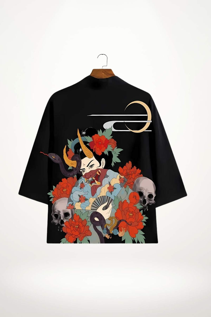 Kimono noir avec motifs floraux colorés, crâne et serpent, suspendu sur un cintre en bois