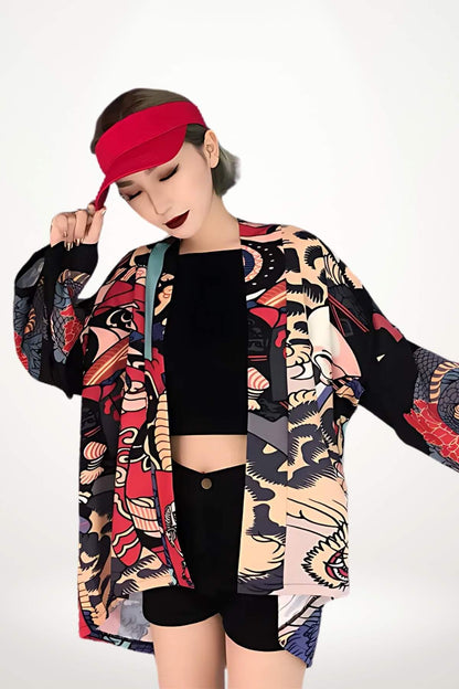 Femme portant un kimono coloré avec motifs japonais, un débardeur noir et un bandeau rouge, dans un décor minimaliste