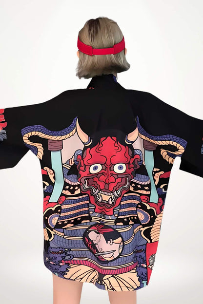 Kimono noir avec motifs colorés représentant un démon, porté par une femme aux cheveux courts et blonds
