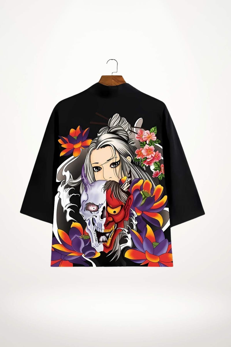 Kimono noir avec motifs colorés de fleurs et visages, créant un style japonais moderne et urbain