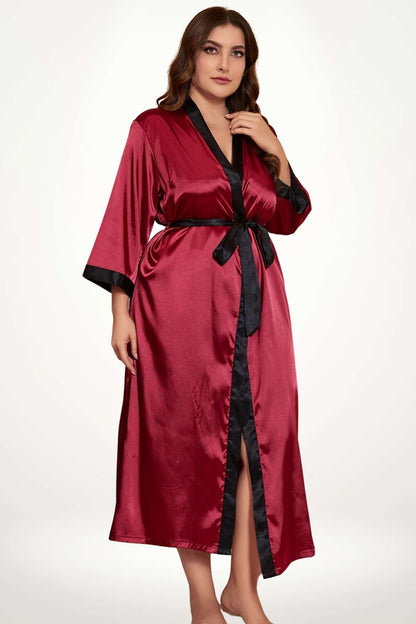 Kimono long en satin rouge avec ceinture noire, manches larges, décolleté en V et fente élégante