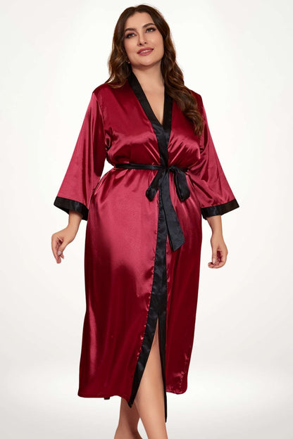 kimono femme grande taille satin rouge bordeaux, coupe longue avec finitions et ceinture noire, chic et minimaliste
