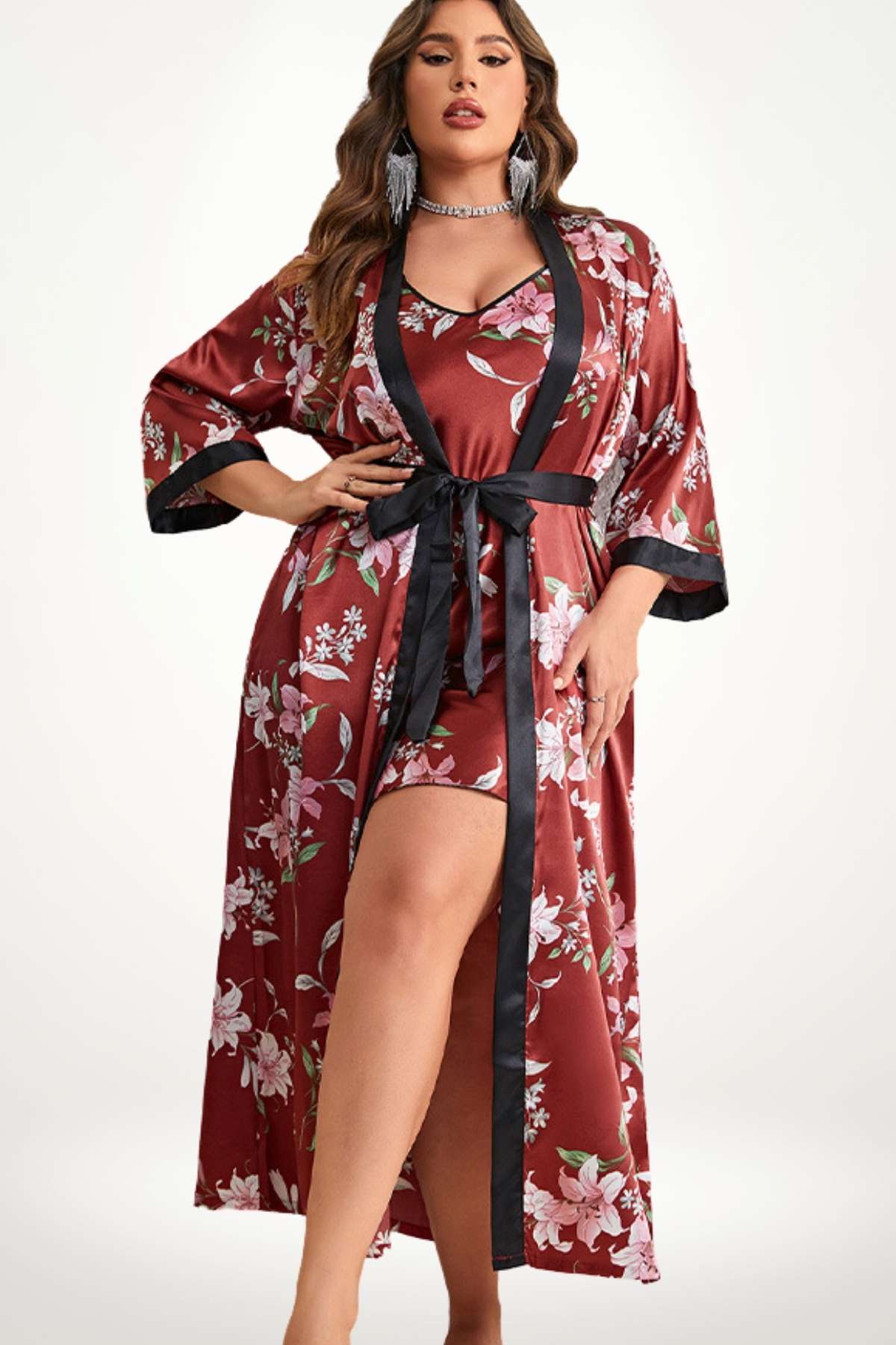 Femme en kimono rouge avec motifs floraux, ceinture noire, posant avec élégance sur fond clair