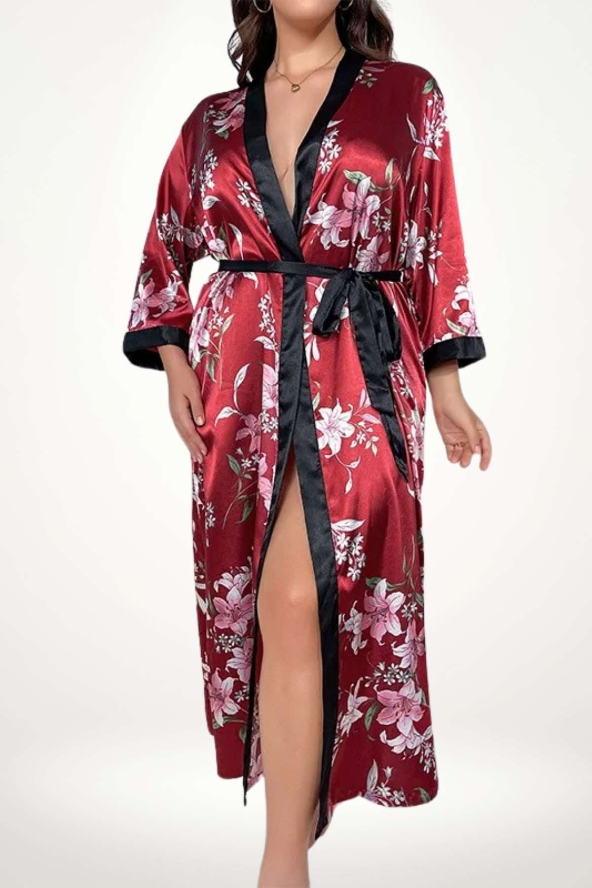 Kimono en satin rouge avec des motifs floraux, ceinture noire, décolleté en V et fente élégante sur le côté