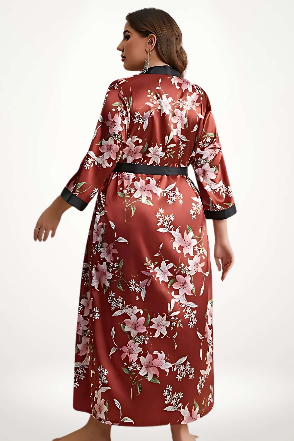Kimono long en satin rouge avec motifs floraux roses et ceinture noire, porté par une femme de dos