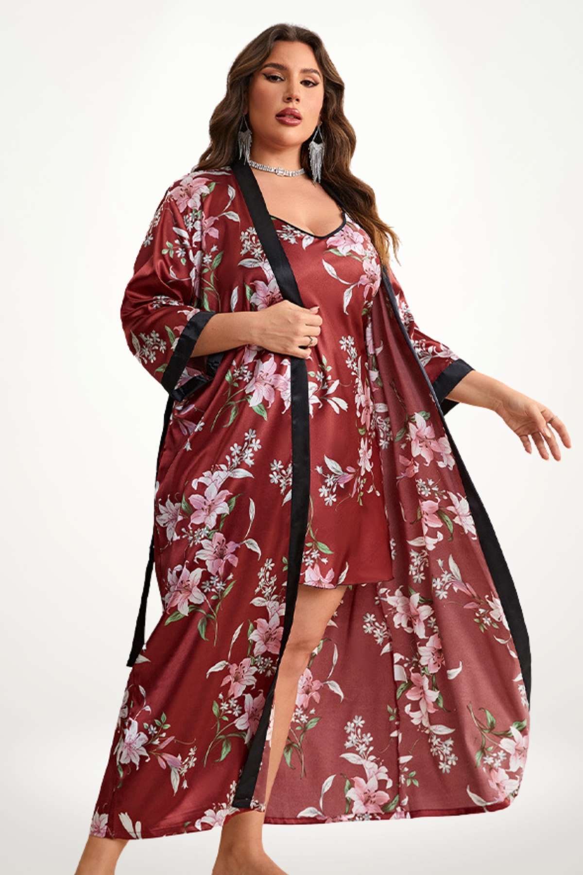 kimono femme grande taille satin brique avec fleurs roses et blanches, coupe longue fluide et ceinture noire élégante
