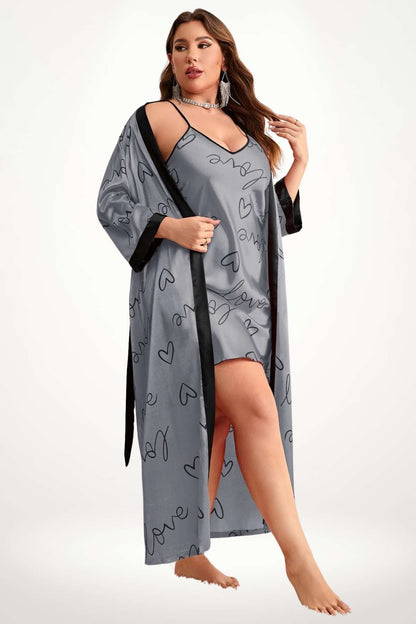 Femme en kimono gris avec motifs de cœurs, posant avec élégance, décor minimaliste en arrière-plan