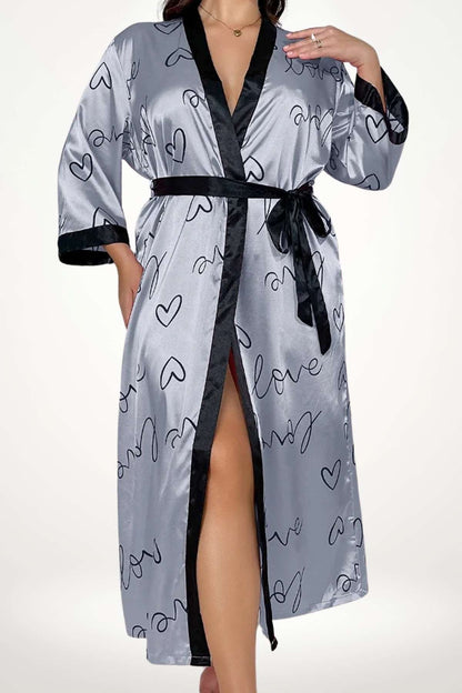 Kimono en satin gris avec motifs de cœurs noirs, ceinture noire et fente sur le côté, style confortable