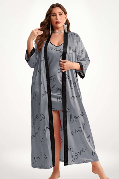 kimono femme grande taille satin gris avec motifs cœurs noirs, coupe longue et ceinture noire pour un style chic et fluide
