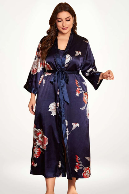 Kimono en satin bleu marine avec motifs floraux, ceinture à nouer, manches larges, style élégant et léger