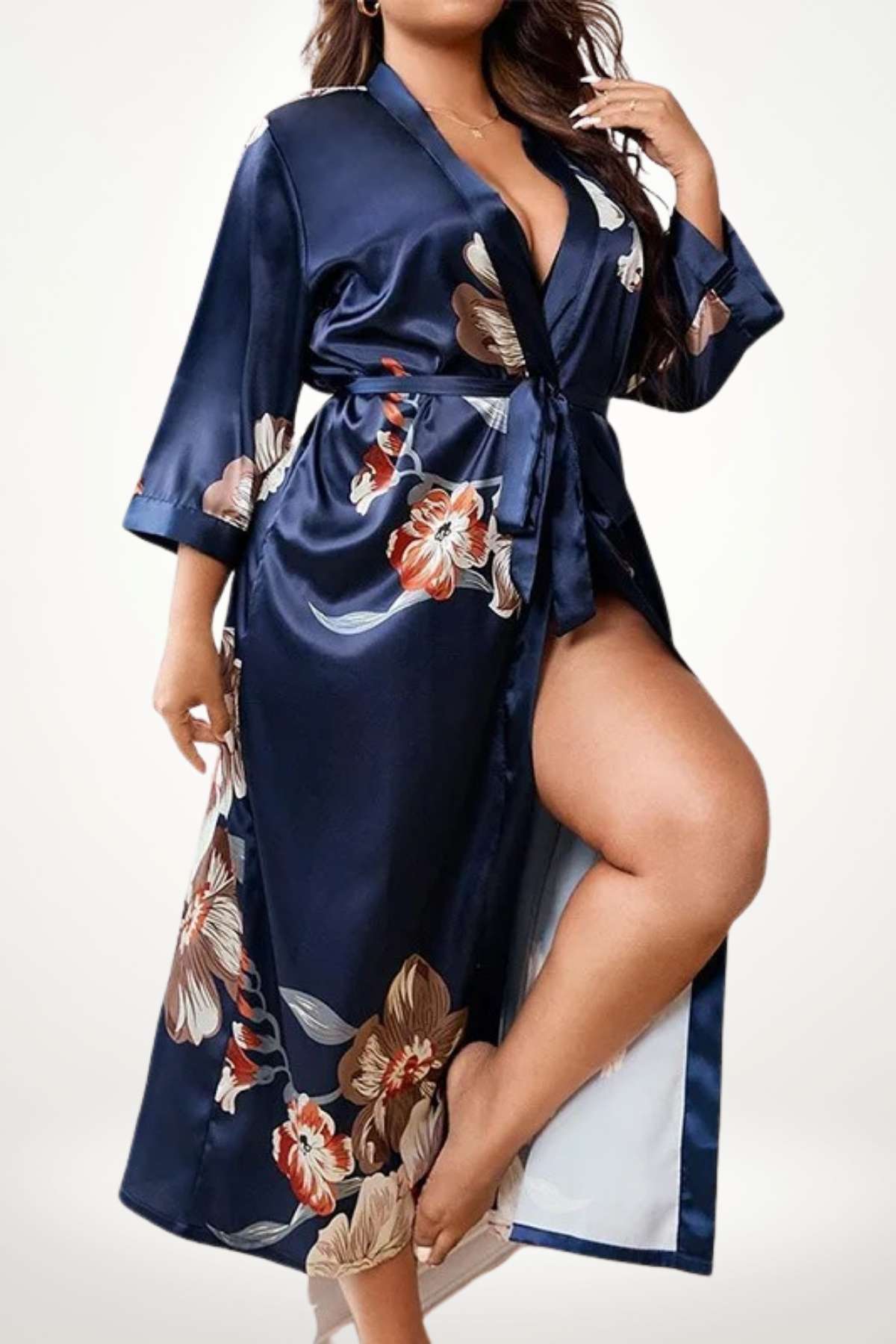 Kimono en satin bleu marine avec motifs floraux, léger, porté par une femme en posture élégante