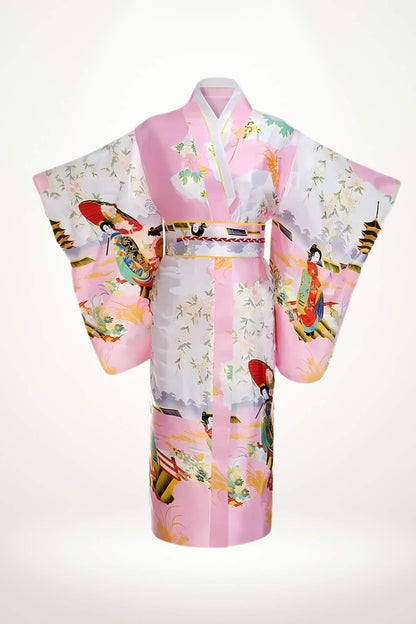 Kimono féminin en satin rose orné de motifs floraux et de scènes traditionnelles japonaises, avec des manches larges