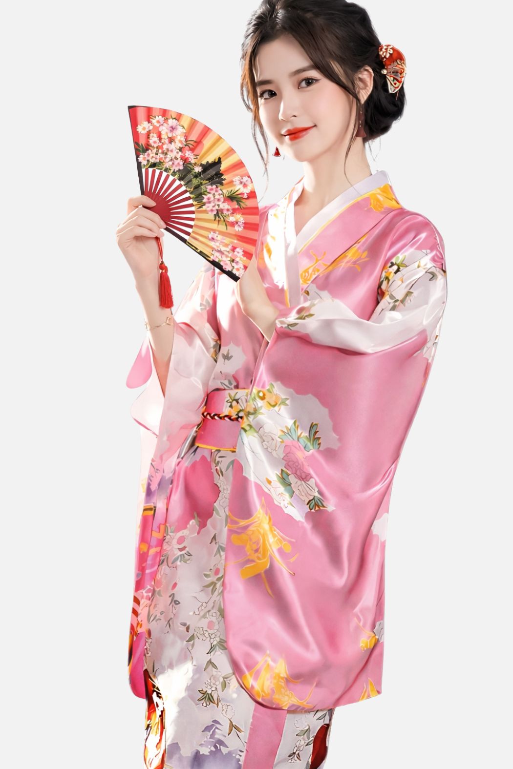 Femme souriante en kimono rose satiné avec motifs floraux, tenant un éventail décoratif aux couleurs vives