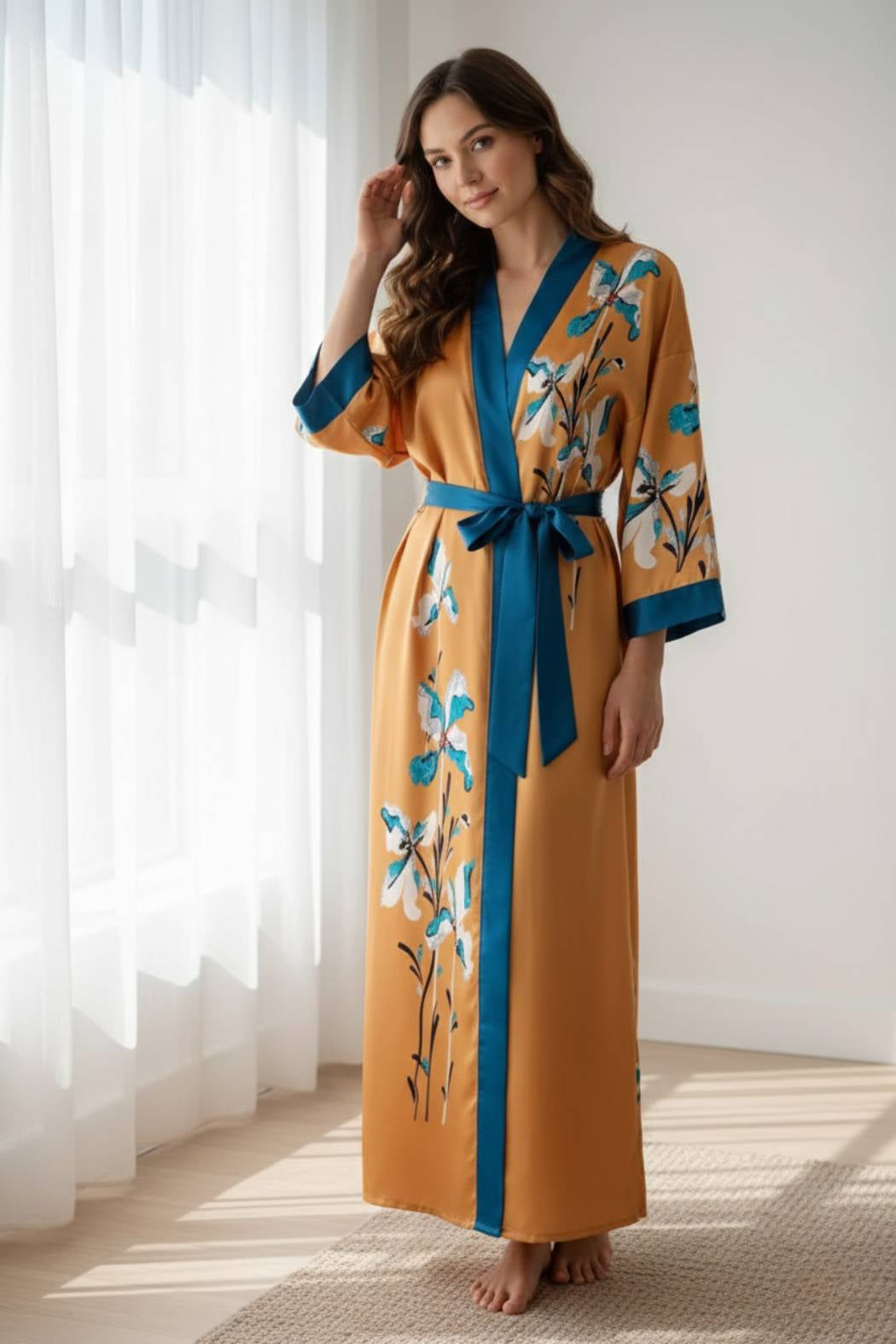 Kimono jaune éclatant avec des motifs floraux bleus, porté par une femme dans un intérieur lumineux