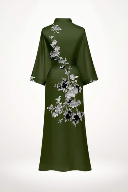 Kimono long en vert olive, avec motifs floraux noirs et gris sur le dos, tissu fluide et élégant
