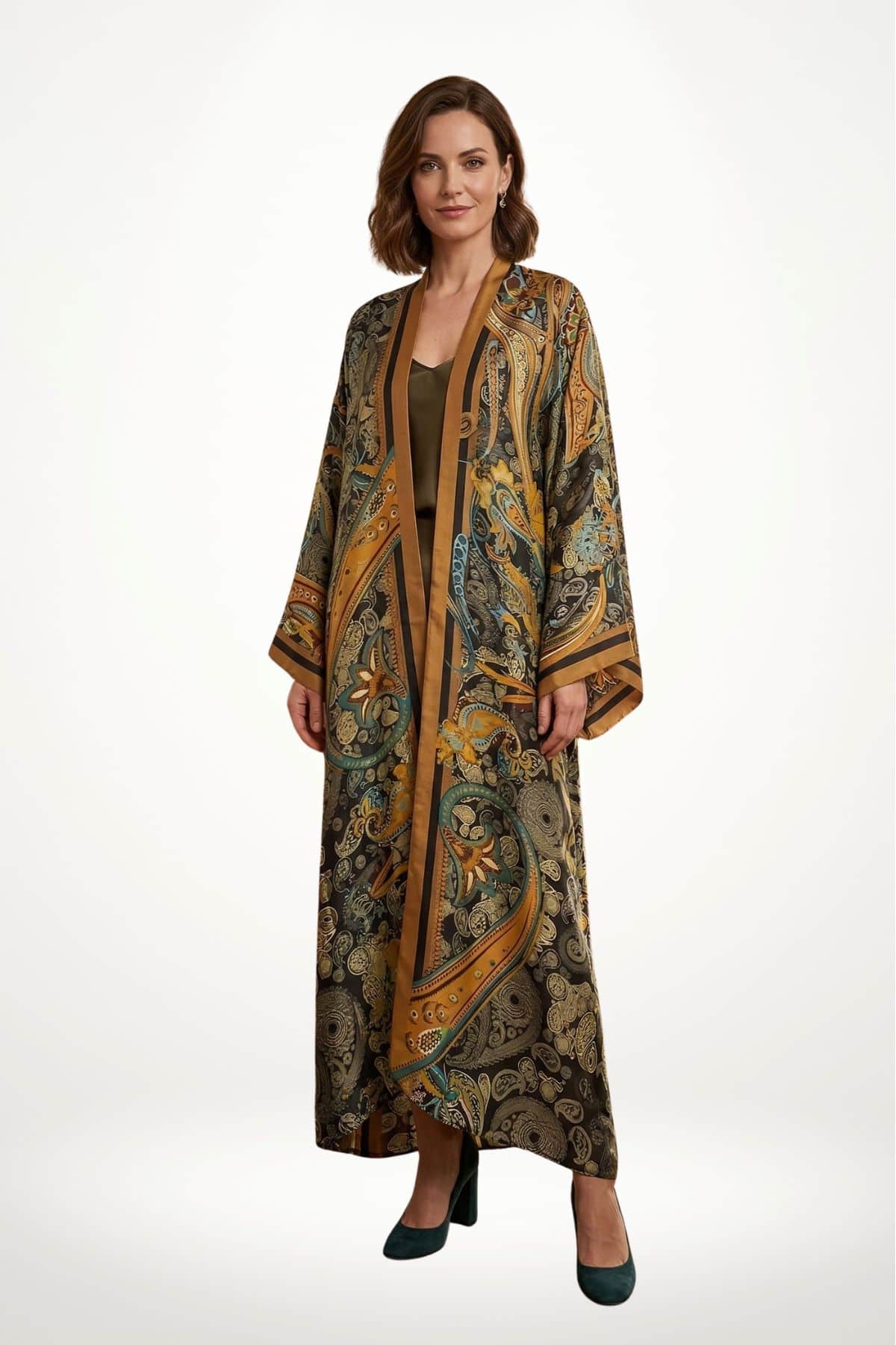 Femme portant un kimono long aux motifs colorés, avec des nuances de vert, or et marron, sur un fond blanc