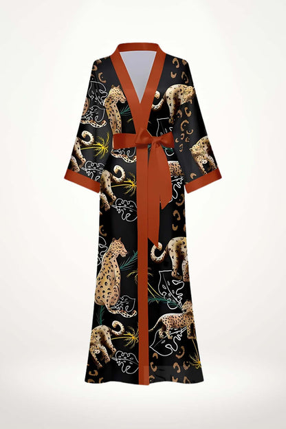 Kimono noir avec motifs de félins, ceinture orange, manches larges et décor végétal stylisé