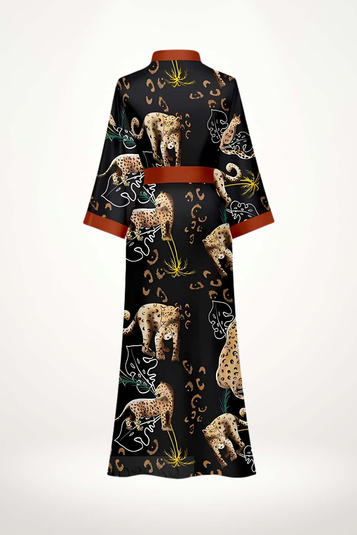 Kimono noir avec motifs félins et feuillage, ceinturé de rouge, style audacieux et élégant