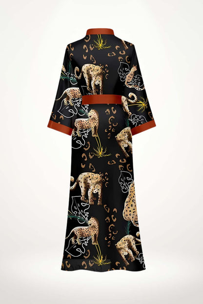 Kimono noir avec motifs félins et feuillage, ceinturé de rouge, style audacieux et élégant