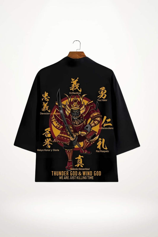 Kimono femme noir imprimé samouraï doré et idéogrammes, coupe one‑size, manches kimono larges pour un style urbain japonais. 
