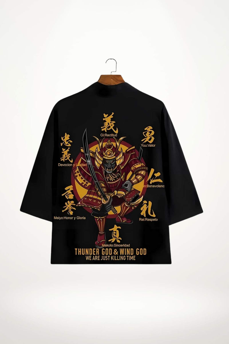 Kimono noir avec motif de samouraï en rouge et or, décoré de caractères japonais sur fond uni