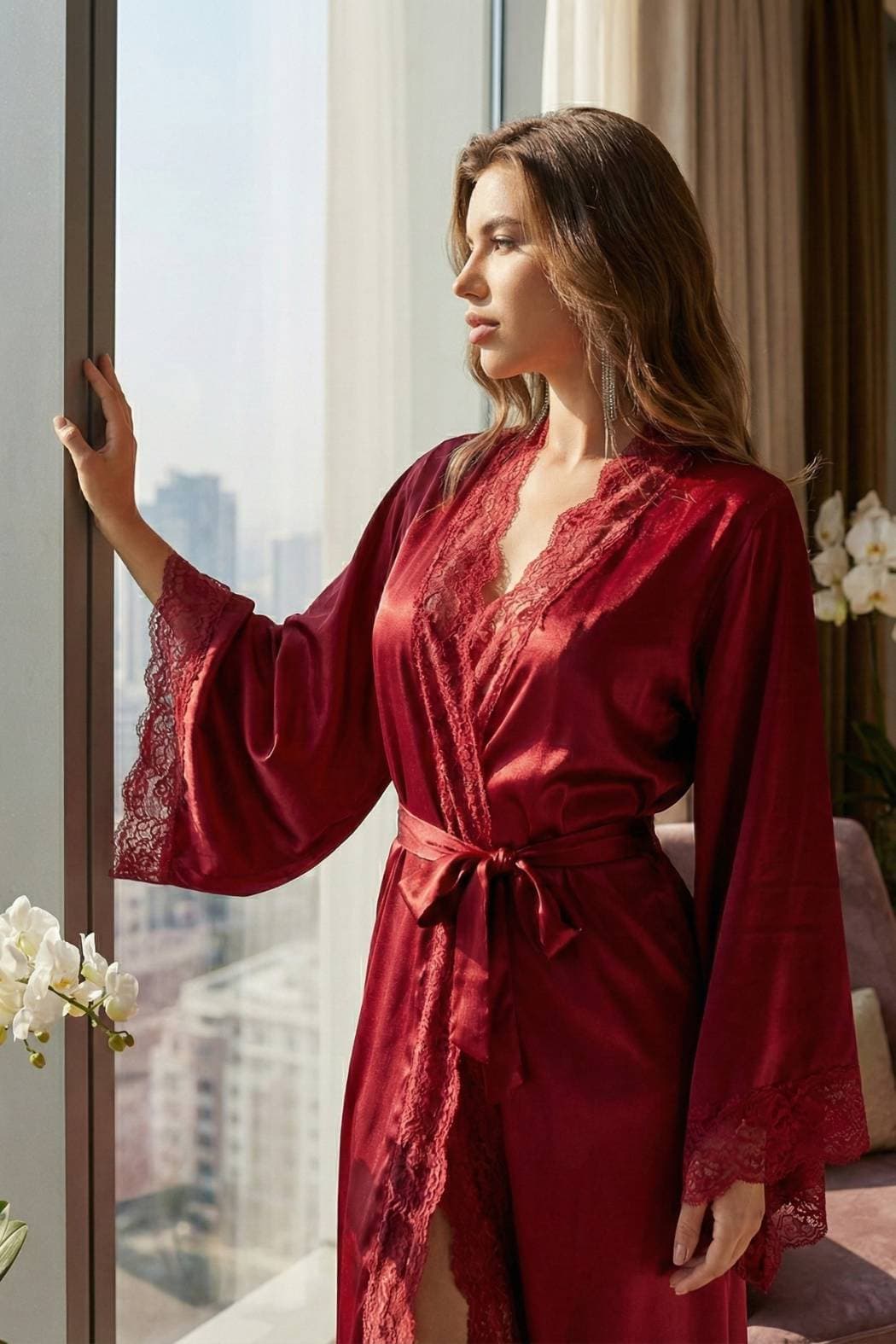 Femme en kimono rouge satiné avec dentelle, regardant par la fenêtre, décor moderne et lumineux