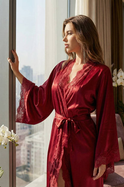 Femme en kimono rouge satiné avec dentelle, regardant par la fenêtre, décor moderne et lumineux