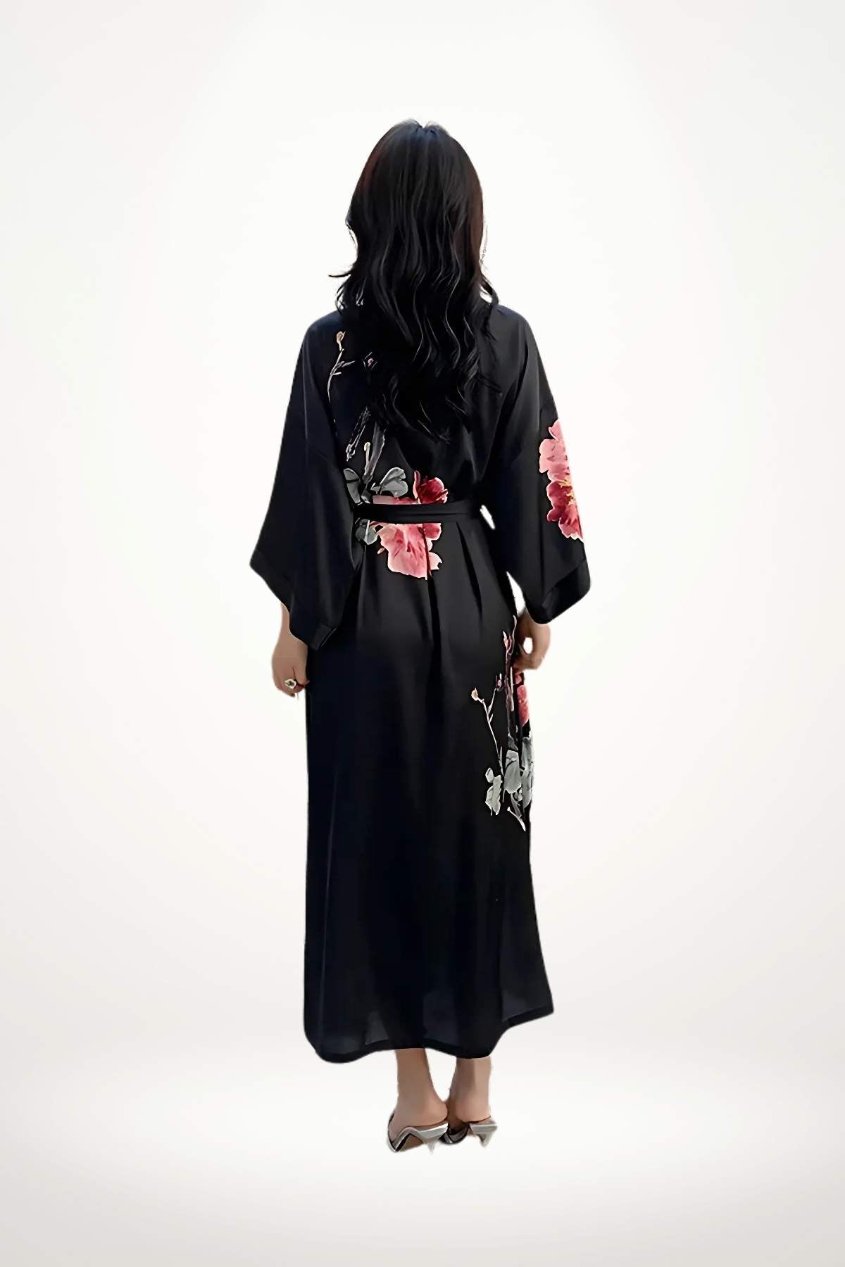 Femme vue de dos portant un kimono noir en satin avec des motifs floraux colorés sur les manches