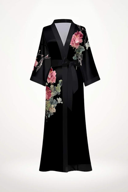Kimono noir en satin avec des motifs floraux roses et verts, ceinture nouée, style élégant et discret