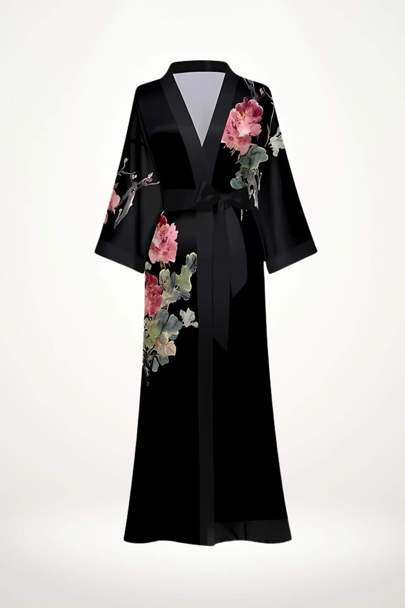 Kimono noir en satin avec des motifs floraux roses et verts, ceinture nouée, style élégant et discret