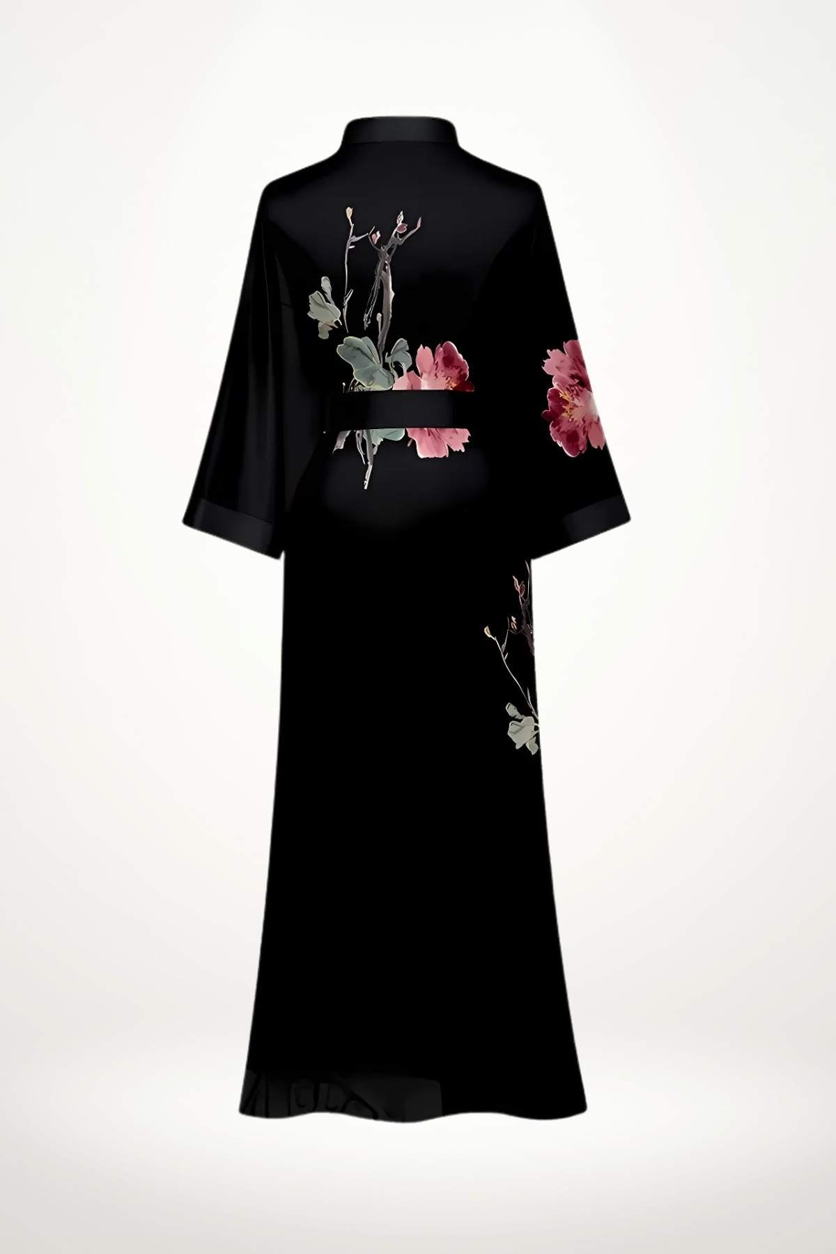 Kimono en satin noir avec des motifs floraux délicats, à manches larges et coupe élégante