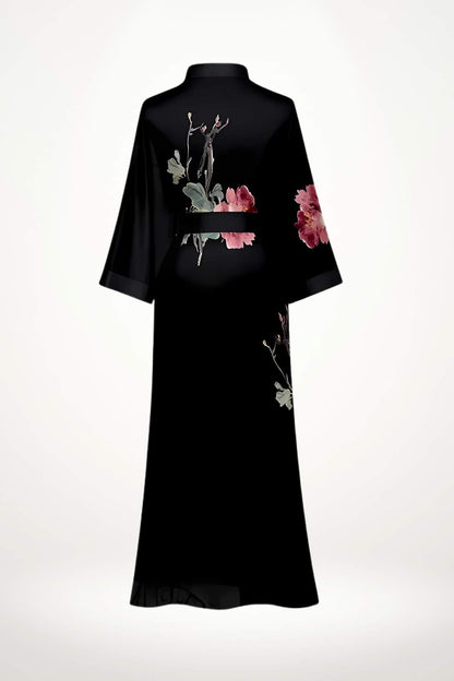 Kimono en satin noir avec des motifs floraux délicats, à manches larges et coupe élégante