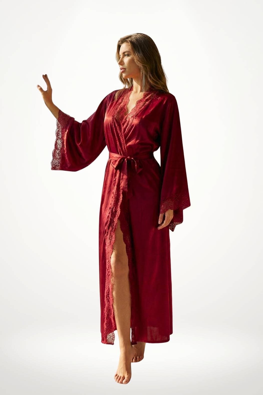 Femme en kimono rouge, satin avec dentelle, posant élégamment sur un fond blanc, pieds nus et main levée