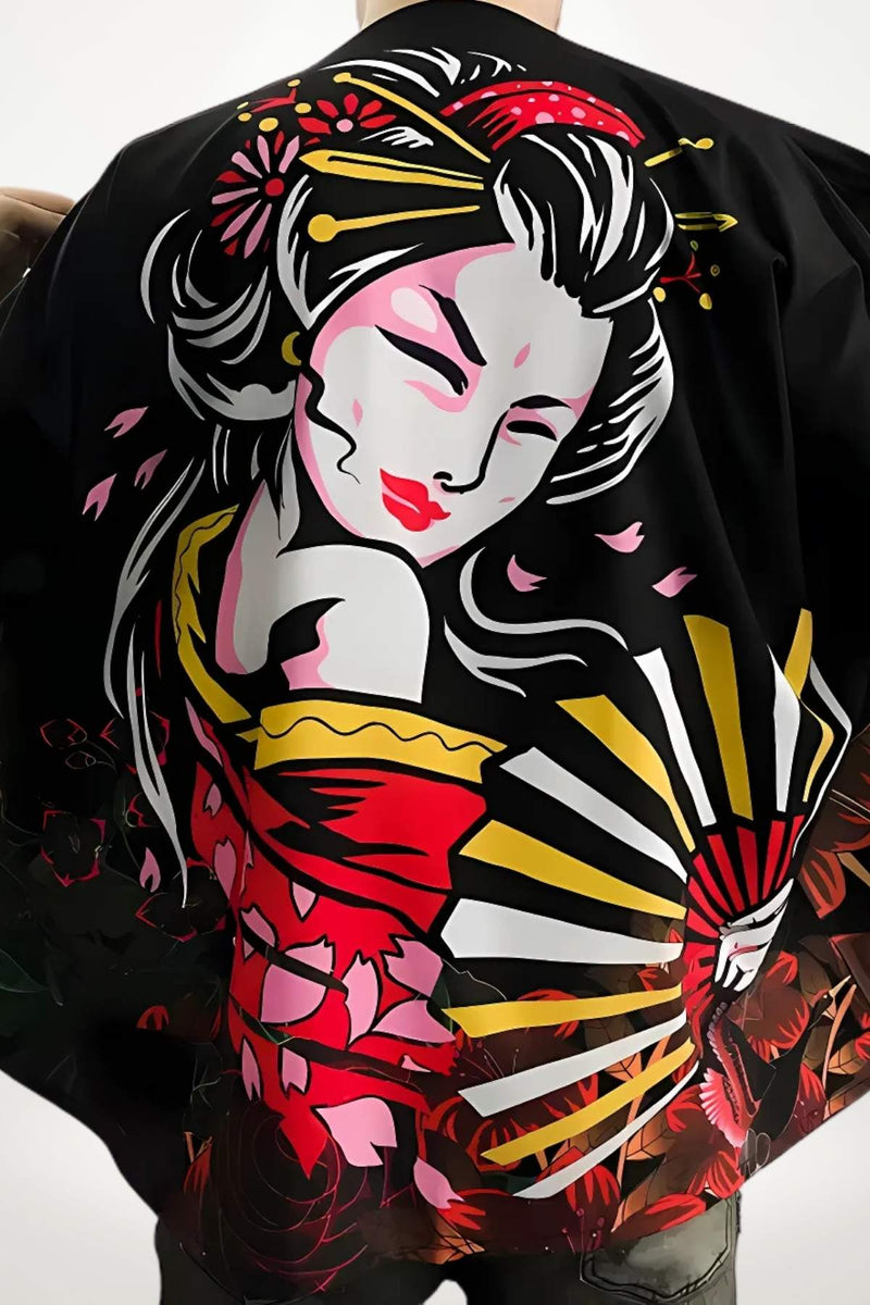 Un kimono noir orné d'une illustration colorée d'une femme japonaise avec des motifs floraux et un éventail