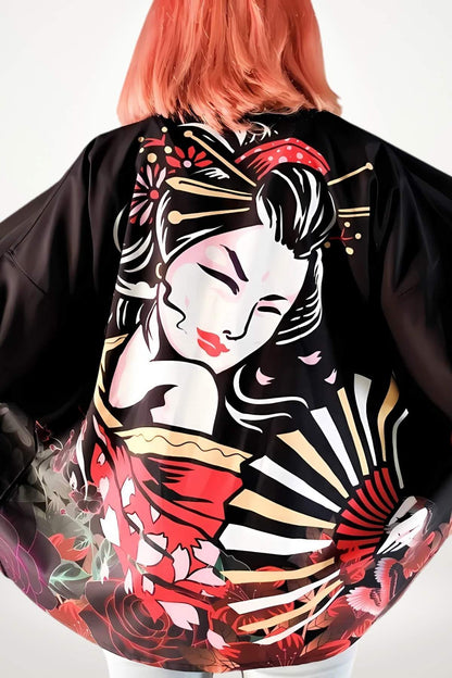 Kimono noir orné de motifs floraux et d'une femme stylisée, avec des couleurs vives et un fond blanc