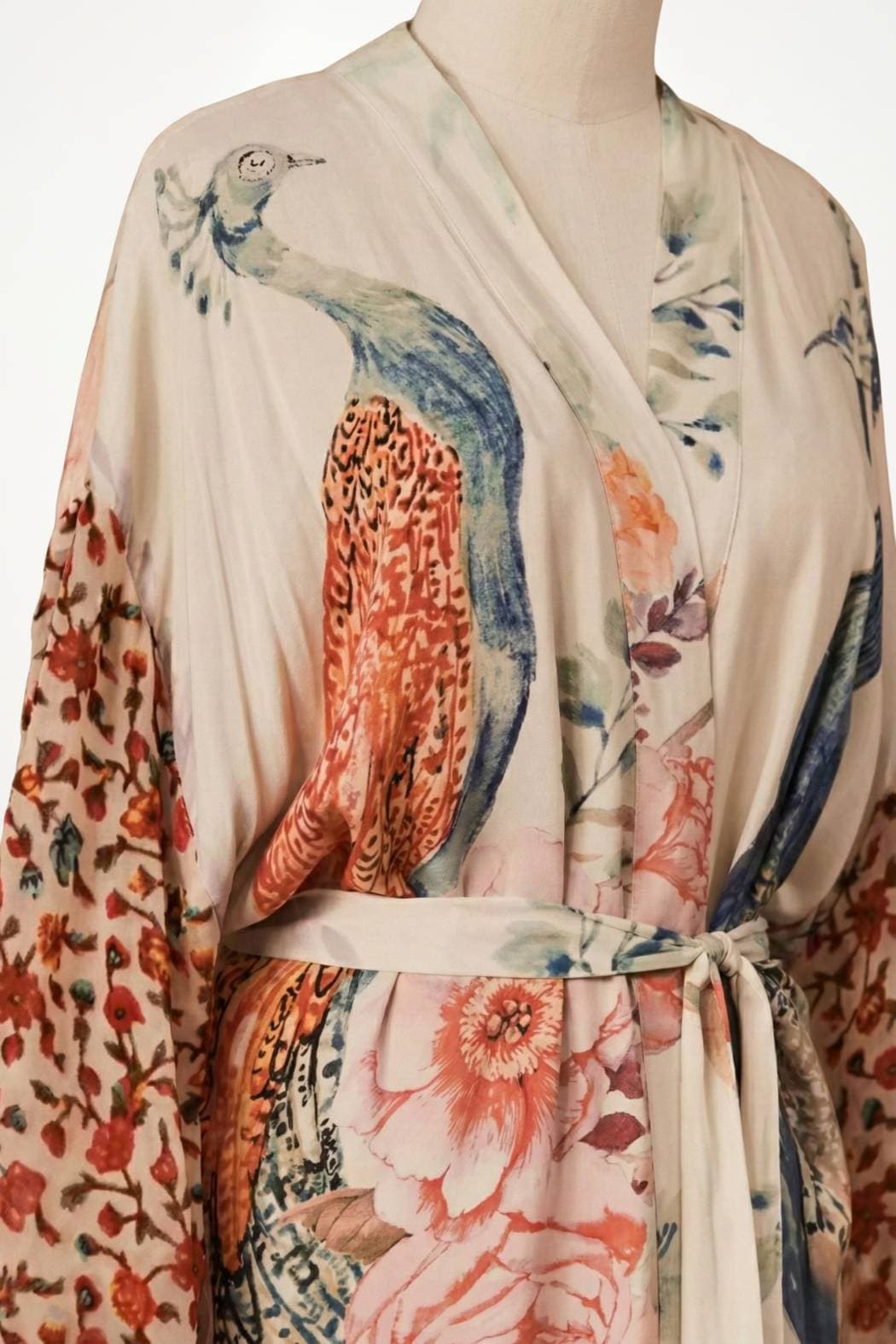 Kimono en satin aux motifs floraux colorés et d'oiseaux, avec des manches amples et une ceinture nouée