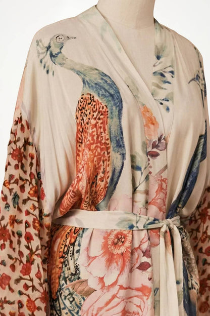 Kimono en satin aux motifs floraux colorés et d'oiseaux, avec des manches amples et une ceinture nouée